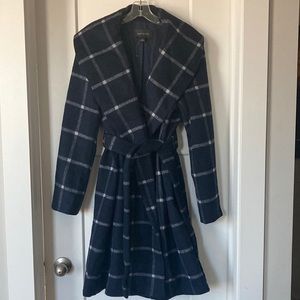 Beautiful Plaid Navy/White Coat 🧥, size-L, 52% Wool, lined, new ,but No tag 🏷️